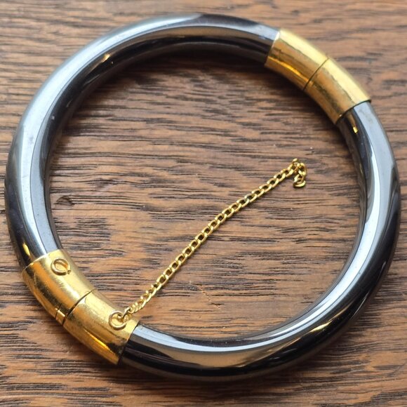 Hematite bracelet / bangle. Hinged, opening. Goldtone hardware. Vintage 90s - Picture 1 of 6
